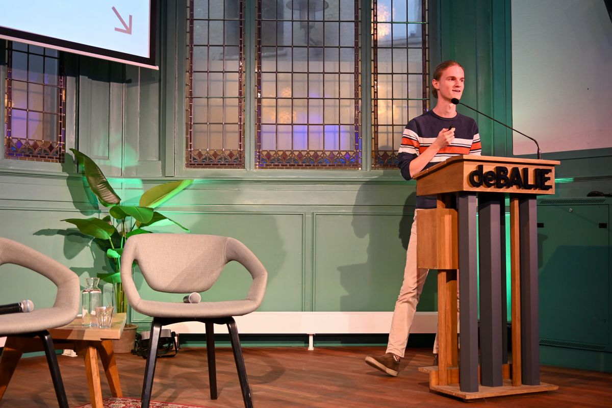 Quinten Coret spreekt in De Balie.